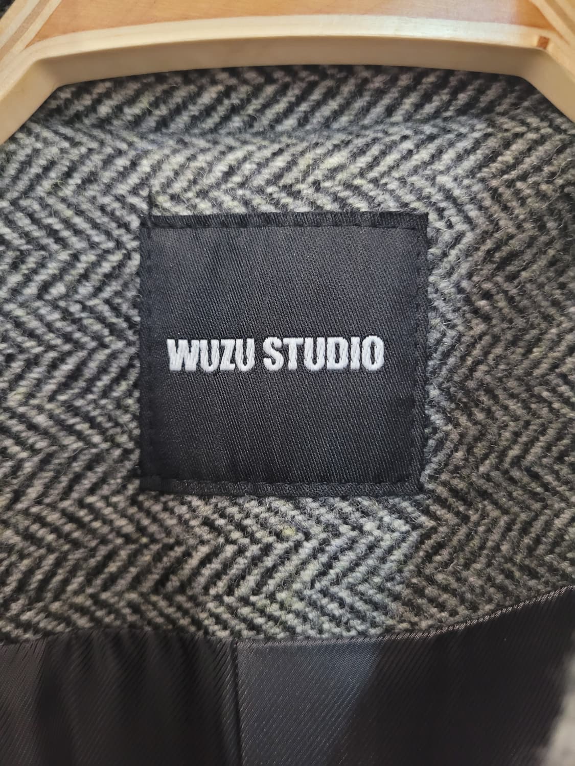 우주스튜디오 울100 카라 싱글 코트 헤링본 블랙 55~66 상품이미지8