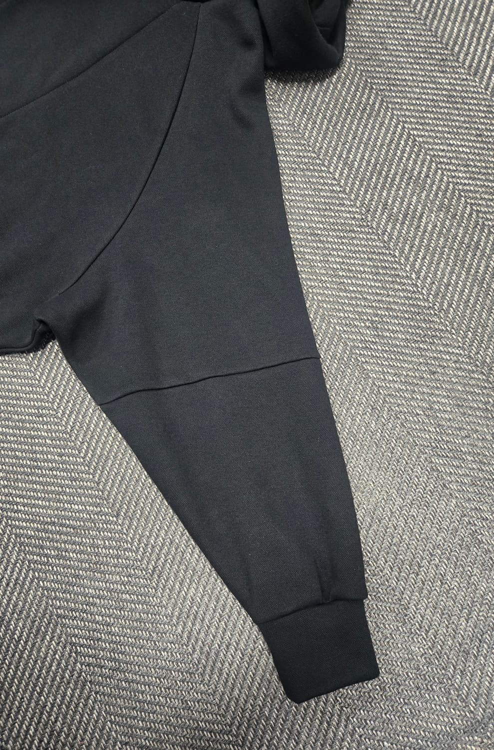 한섬 시스템옴므 블랙 후드티 단추 디테일 상품이미지4