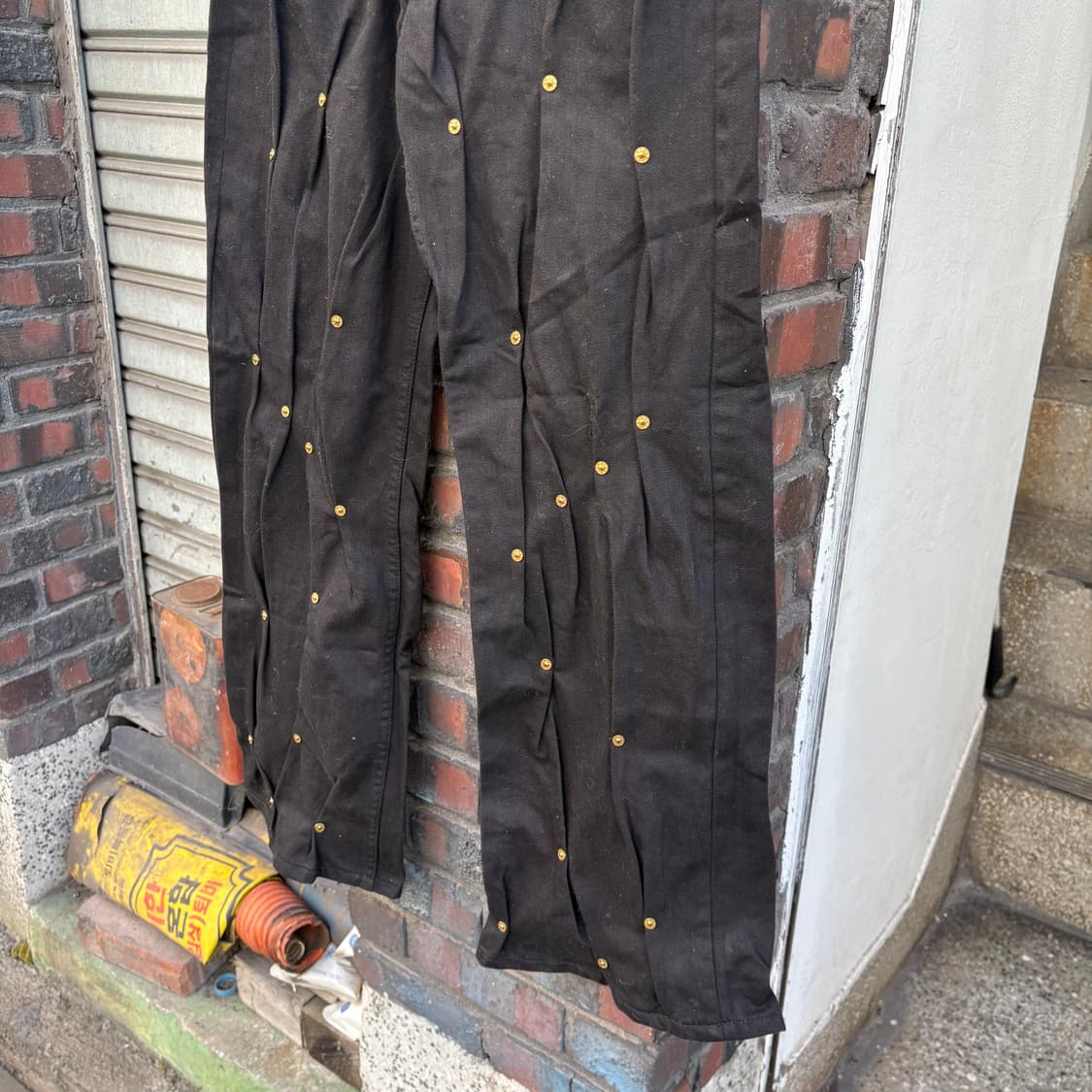 쿠시코크 블랙 멀티 리벳 데님 팬츠 상품이미지3