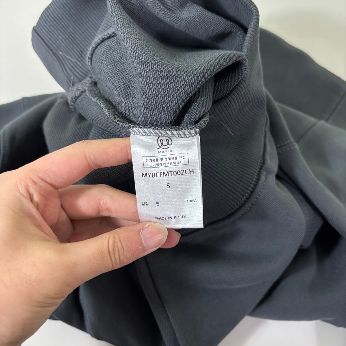 우먼FREE MAYOL 마욜 차콜 WOW 숏 맨투맨 상품이미지4