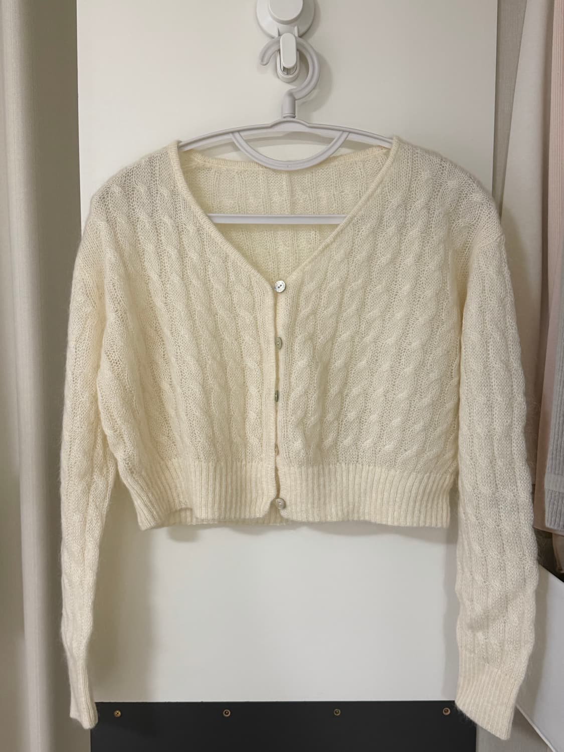 [인더바즈] 자개 브이넥 가디건 (아이보리) 상품이미지1