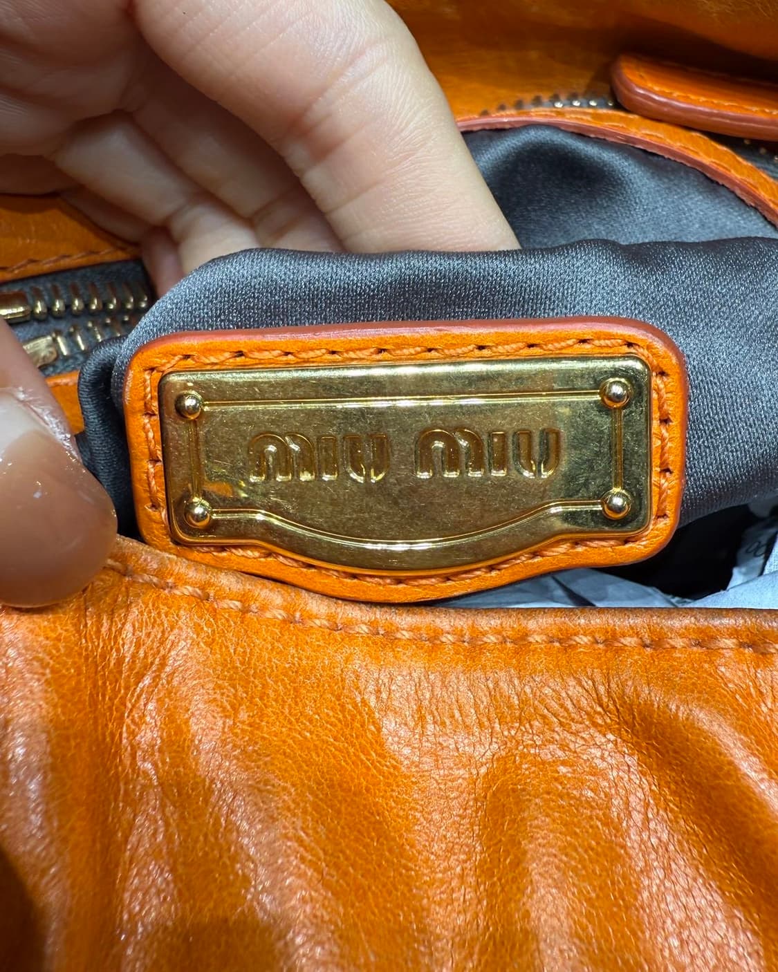 미우미우 오렌지 비텔로 럭스 토트백 상품이미지8