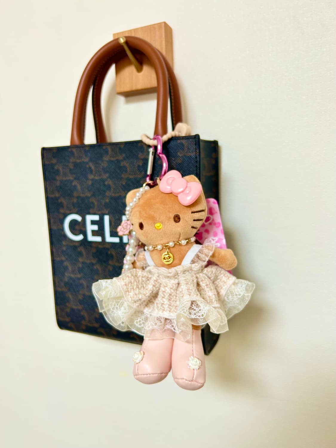 (8)롱다리키티 커스텀키링. -크림 레이어드 레이스 원피스 상품이미지5