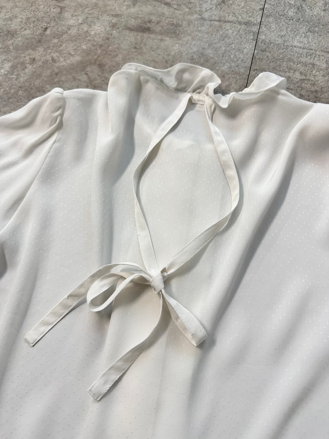 프릴 리본 타이넥 도트 패턴 블라우스 상품이미지10