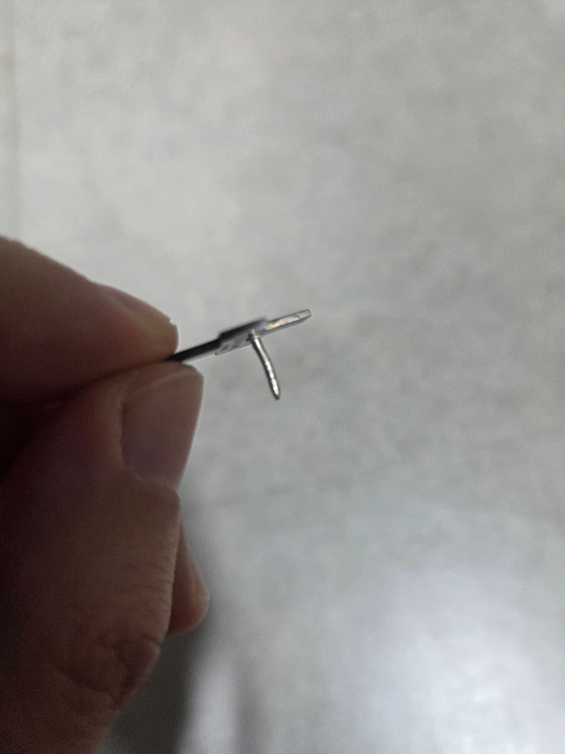 한정판))톰브라운 십자가 브로치 지디착용 상품이미지4