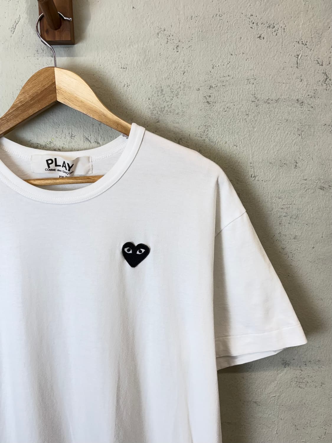 꼼데가르송 블랙 하트 와펜 화이트 반팔티 상품이미지2