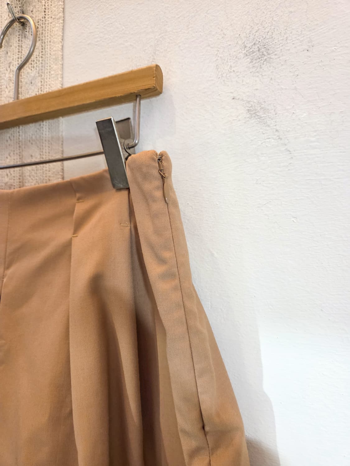 earth music 핀턱 베이지 팬츠 상품이미지3