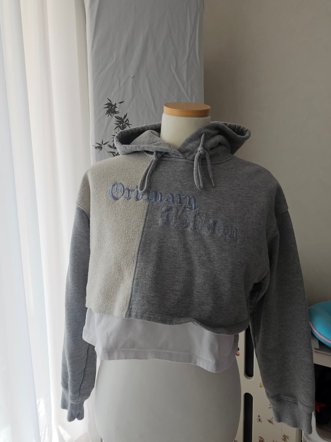 오디너리 홀리데이 레이어드 크롭후드티 상품이미지1