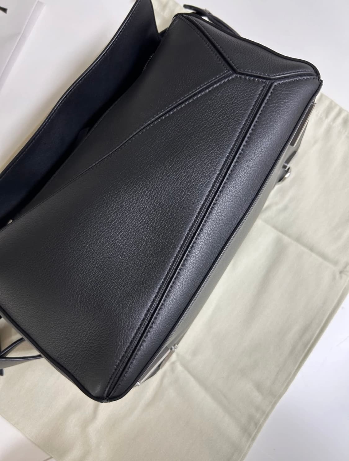 로에베 퍼즐백 미듐 블랙 상품이미지8