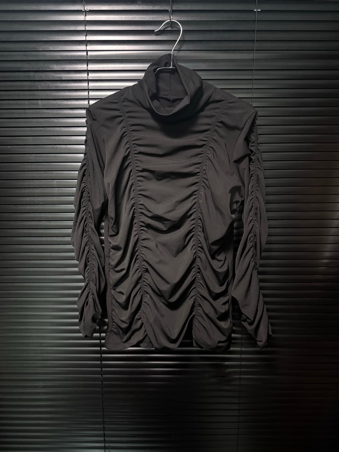 이상봉 컬렉션 셔링 주름 목티 목폴라 고스 펑크 락 블랙 터틀넥 기모  상품이미지2