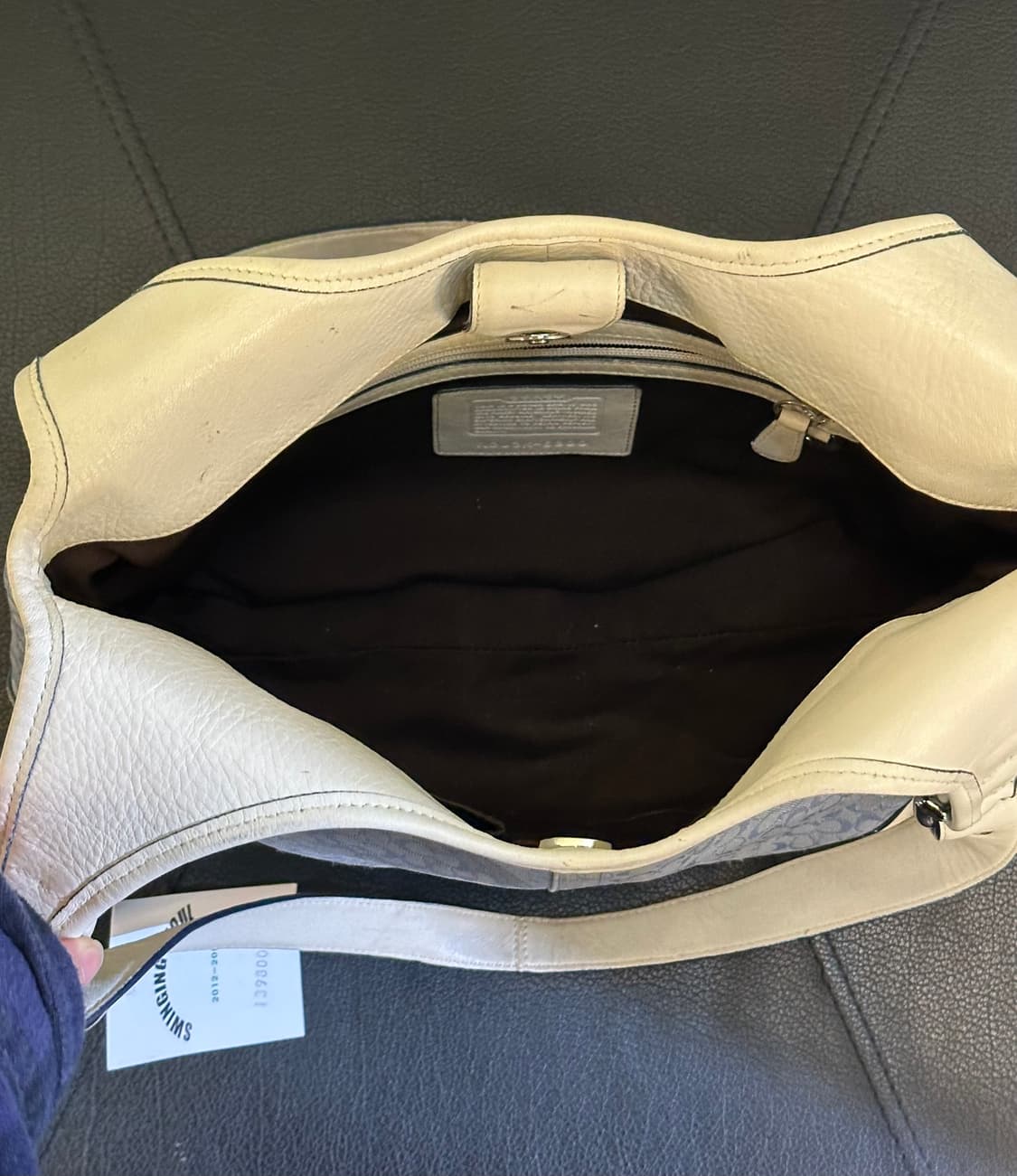 COACH 코치 블랙 블루패턴 아이보리숄더백 상품이미지4