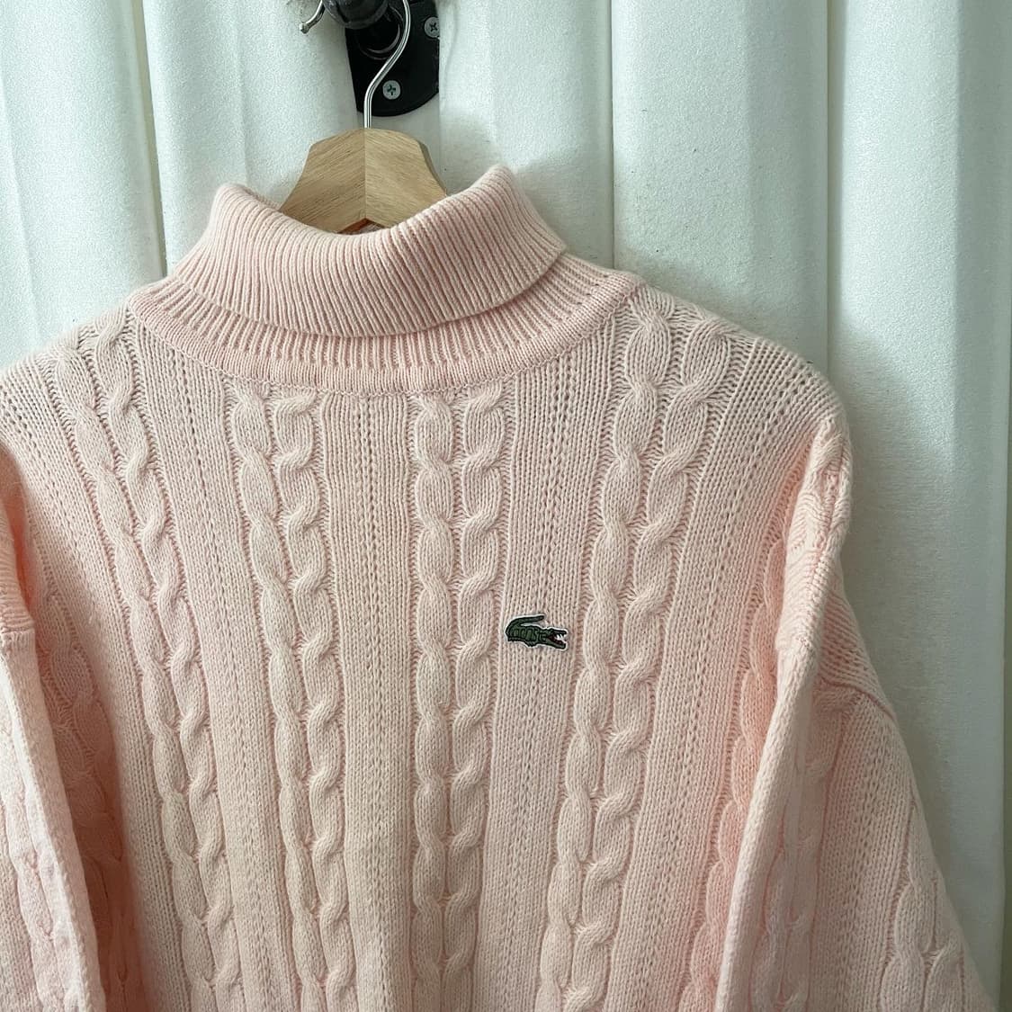 라코스테 베이비핑크 꽈배기 폴라 니트 상품이미지3