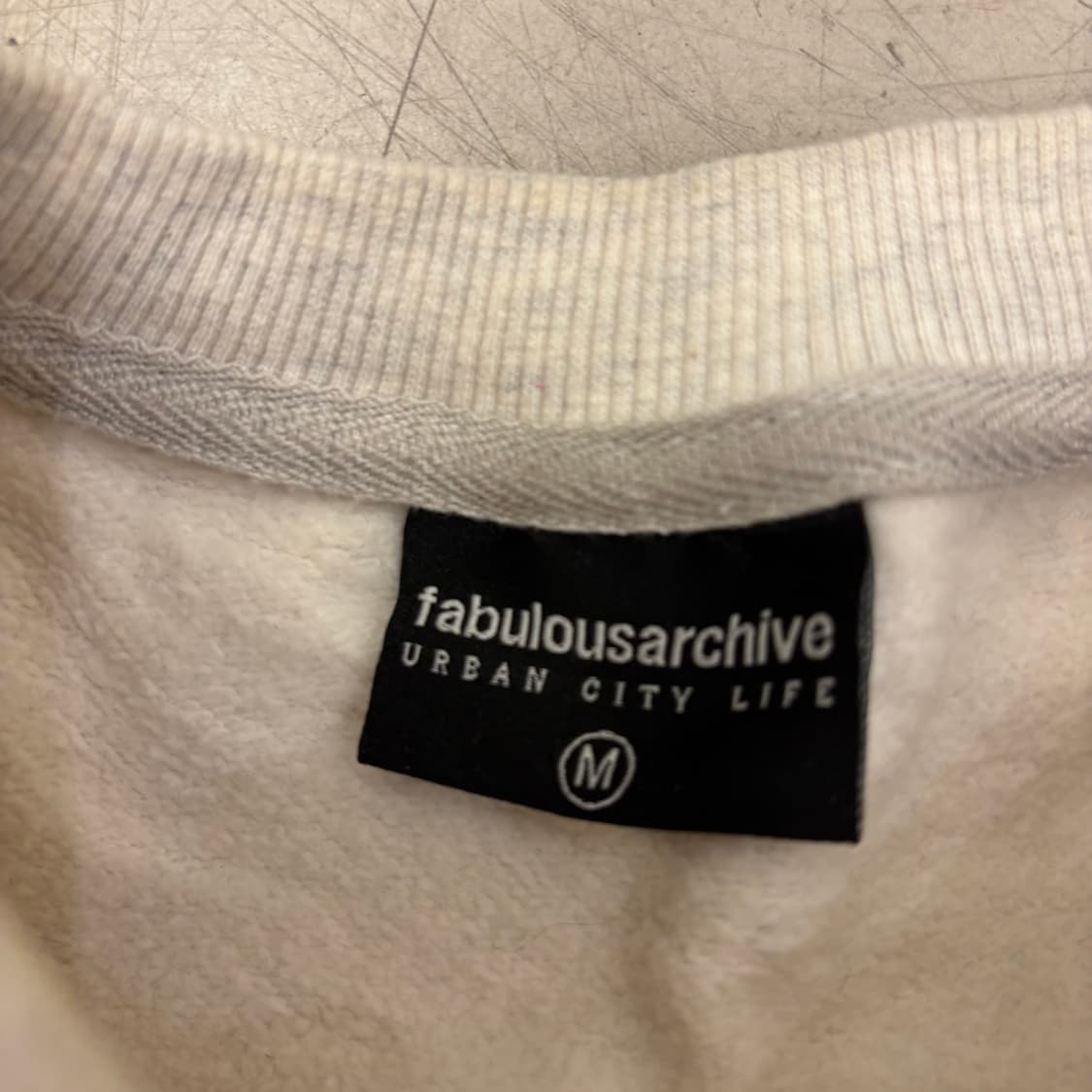 패블러스아카이브 빅로고 그레이 맨투맨 상품이미지3