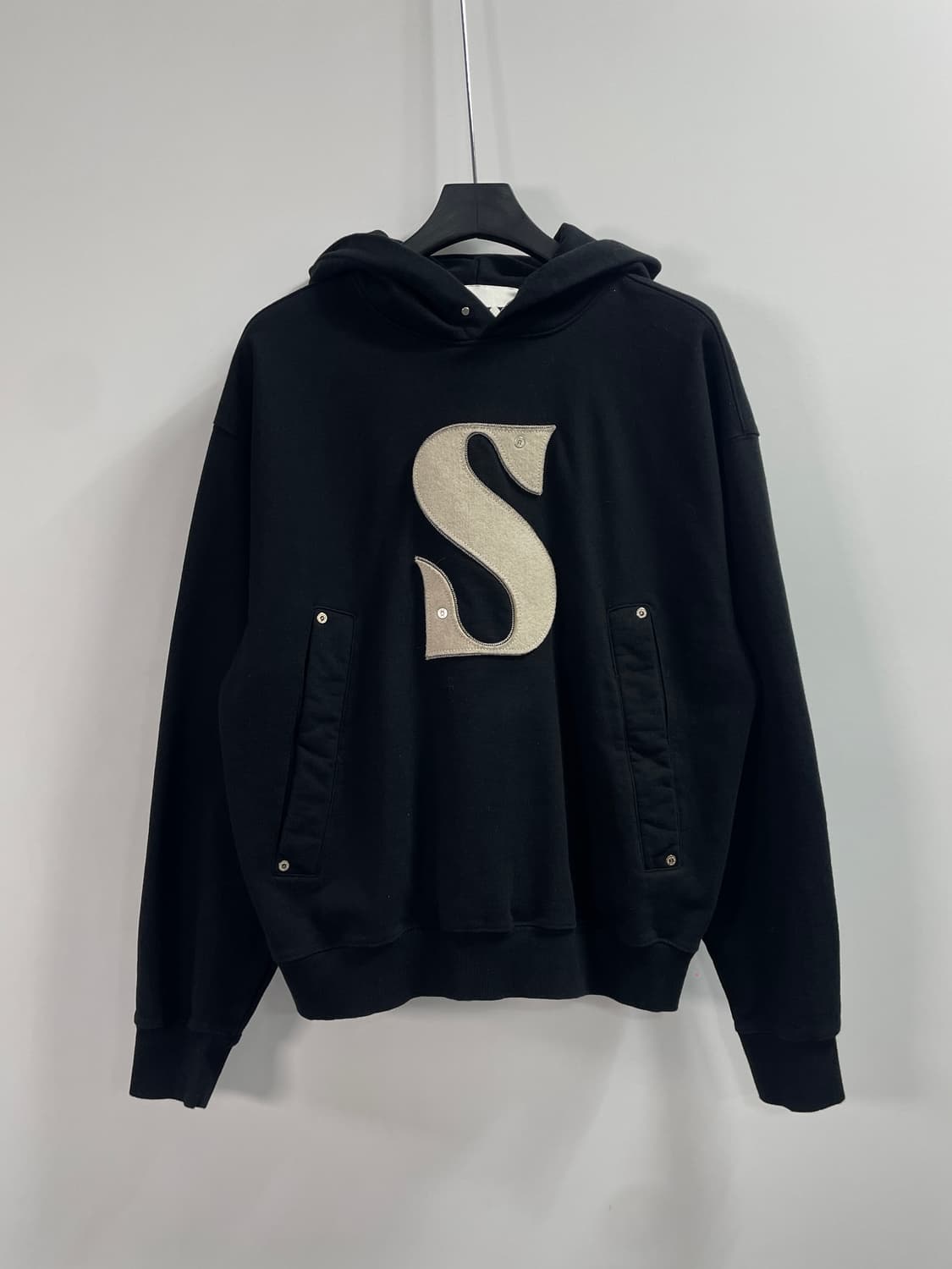 세터 리벳 아플리케 빅로고 후드티 (on.323) 상품이미지1