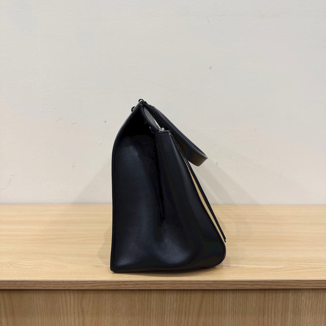 셀린느 숄더백 탑핸들 플랩 프론트 포켓 지퍼 디테일 블랙 베이지 상품이미지3