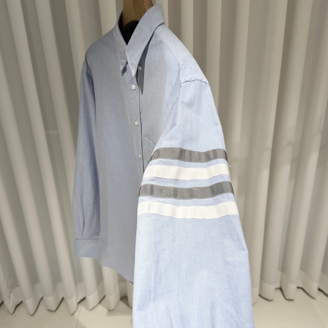 (A+/5) / 톰브라운 솔리드 플란넬 사선완장 셔츠 스카이 상품이미지4