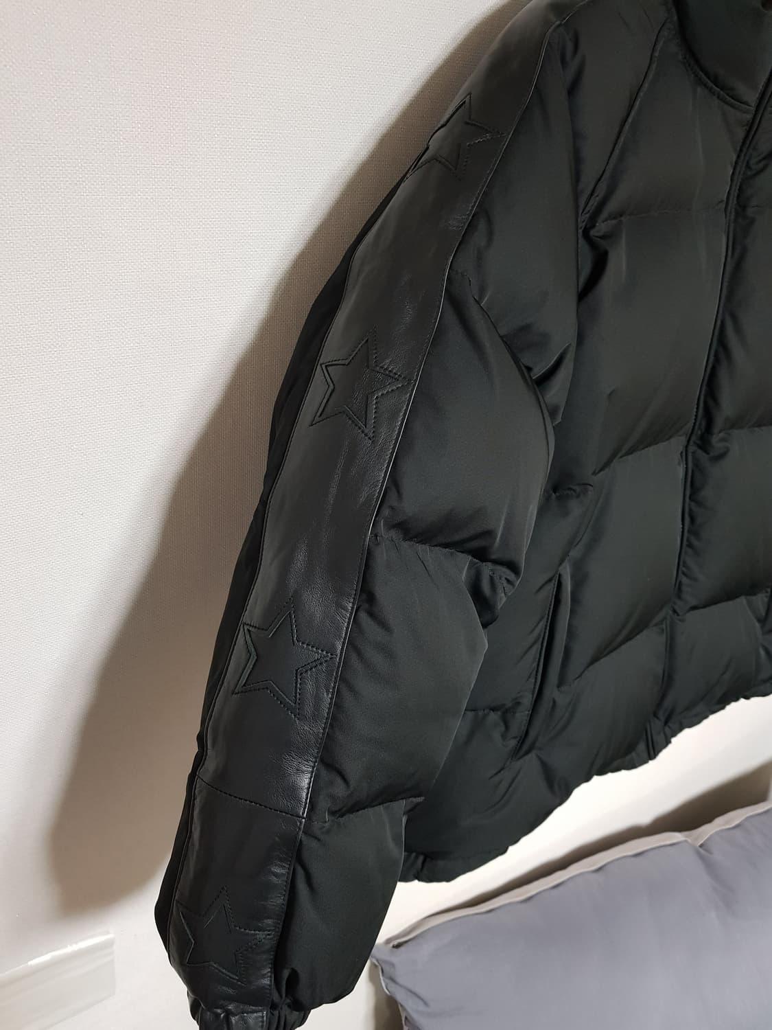 슈프림 스타 슬리브 다운 퍼퍼 패딩 블랙 23FW 상품이미지5