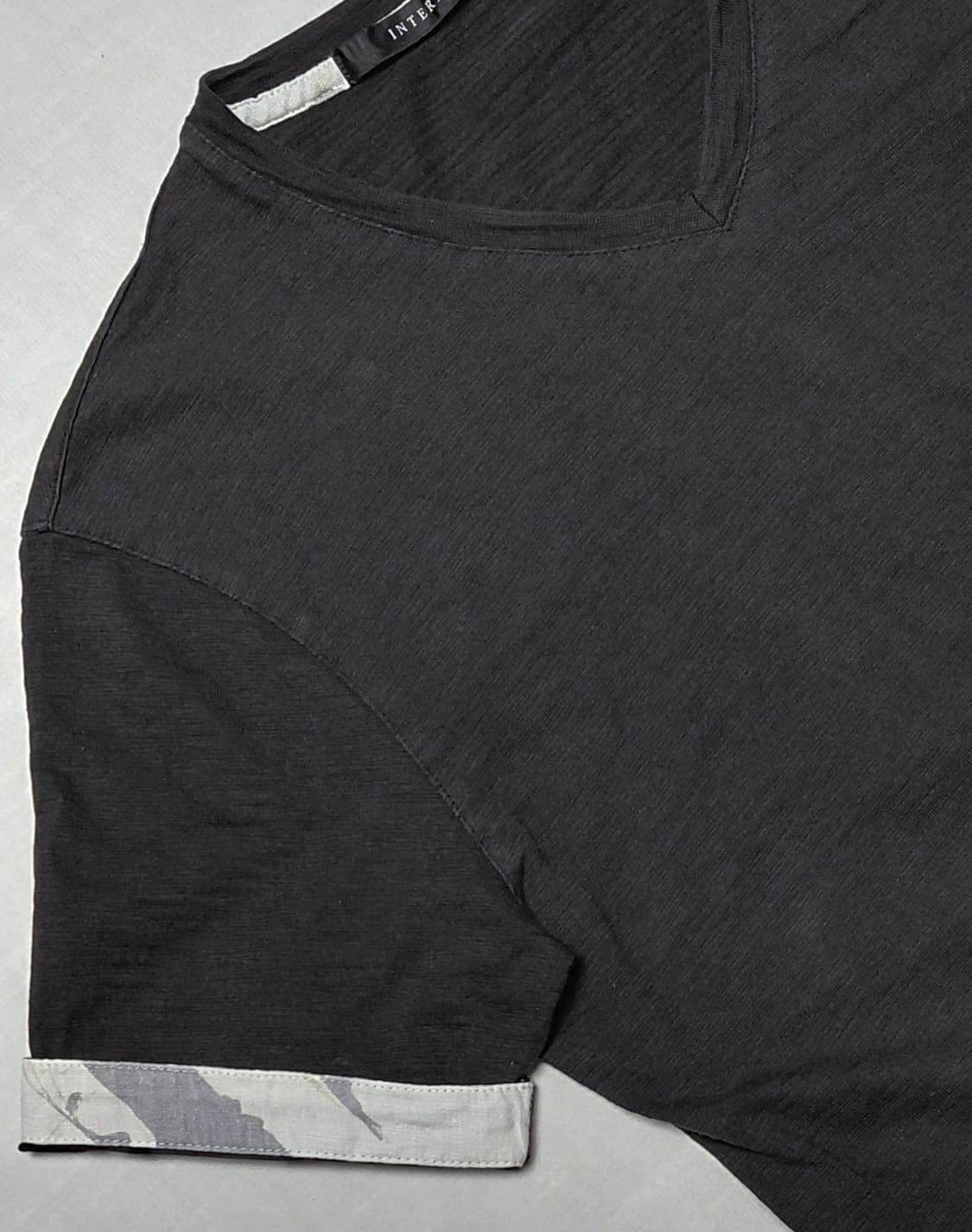 [S~M] INTERMEZZO 패턴 포켓 브이넥 슬러브 티셔츠 상품이미지3