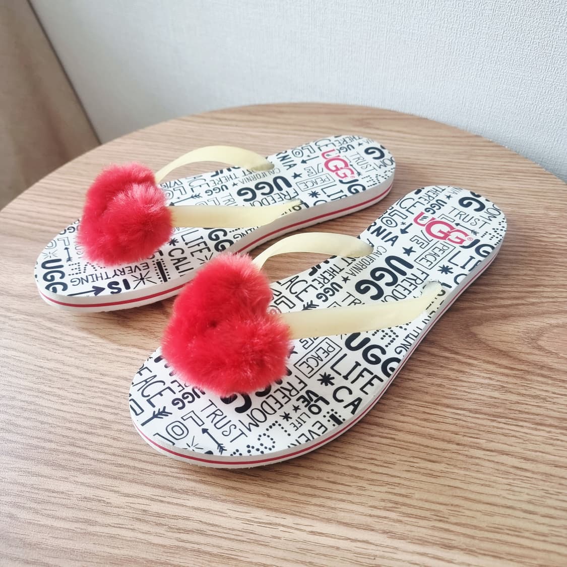 UGG 어그 하트폼폼이 플립플랍 쪼리 샌들 슬리퍼 (240/7) 상태최상 상품이미지2
