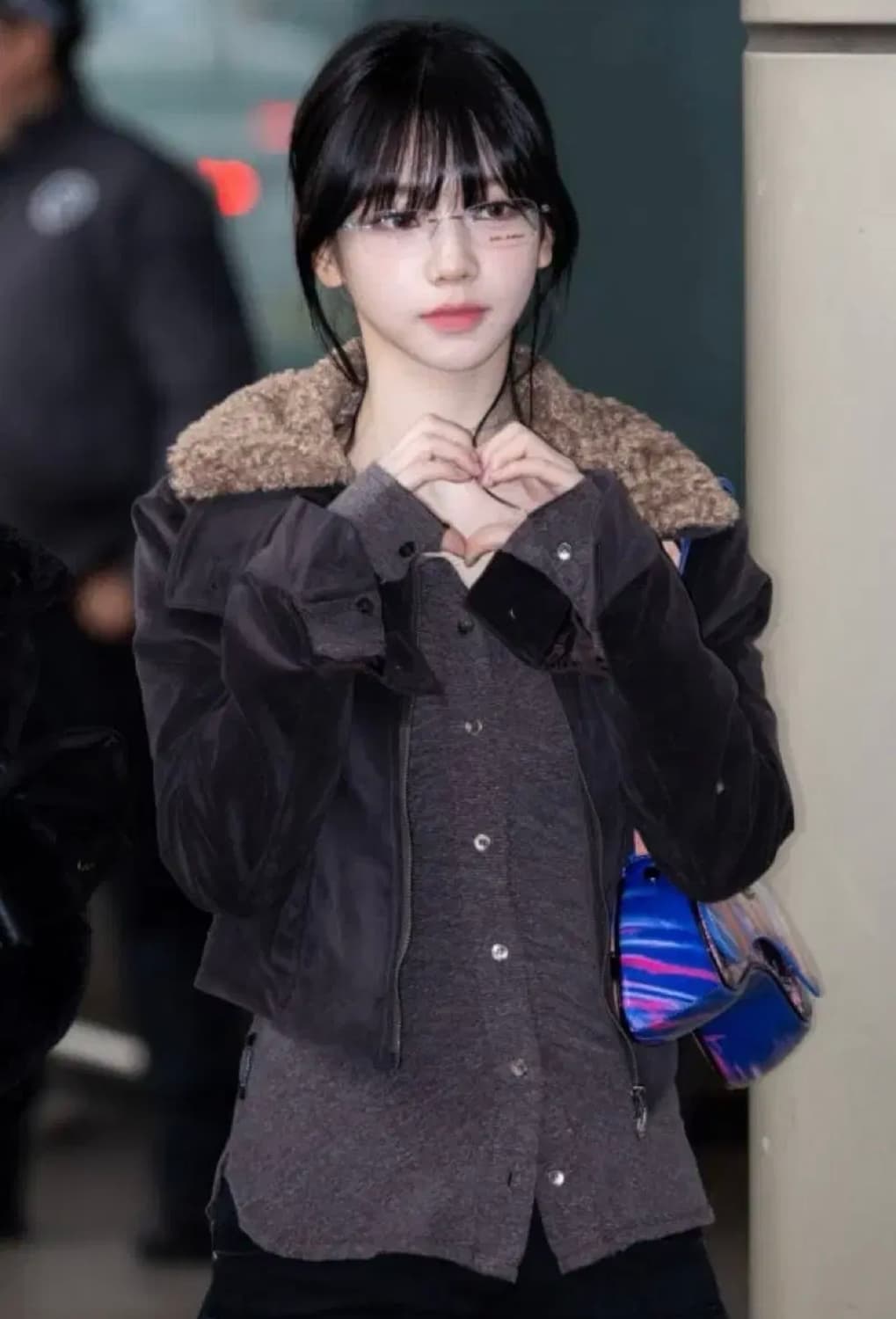 [카리나 착용] 세릭 오프숄더 탑 브라운 상품이미지1