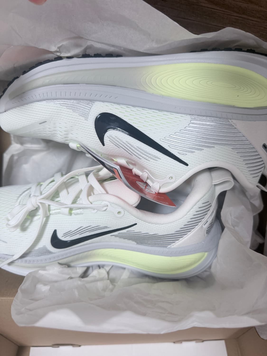 나이키 우멘 보메로 18 245사이즈 새상품 상품이미지2