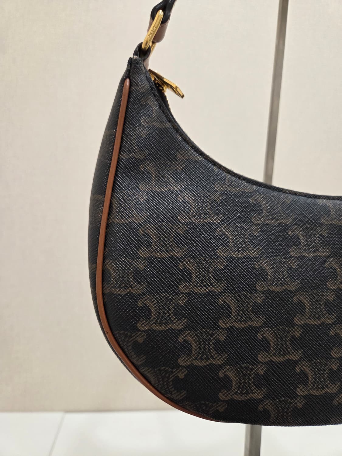 셀린느 트리옹프 아바백 미디움 상품이미지4