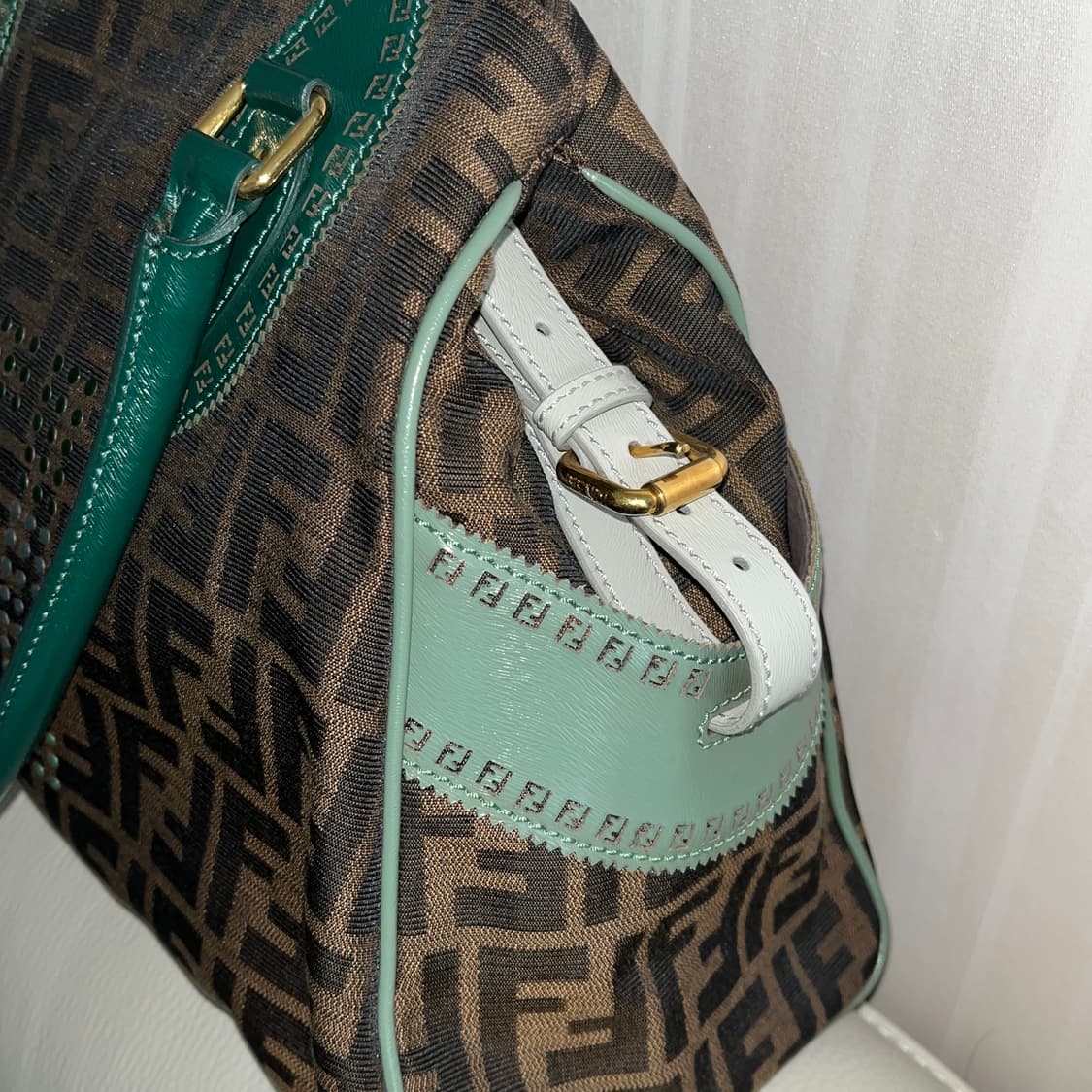 펜디 주카 캔버스 숄더백 그린핸들 상품이미지5