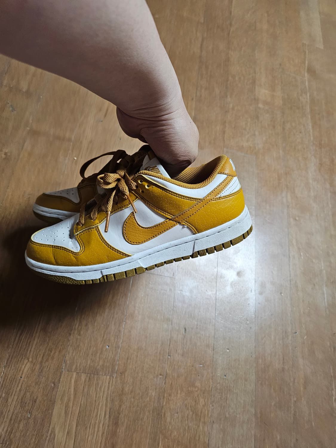 나이키 덩크 로우 골드/화이트 운동화 235 상품이미지3