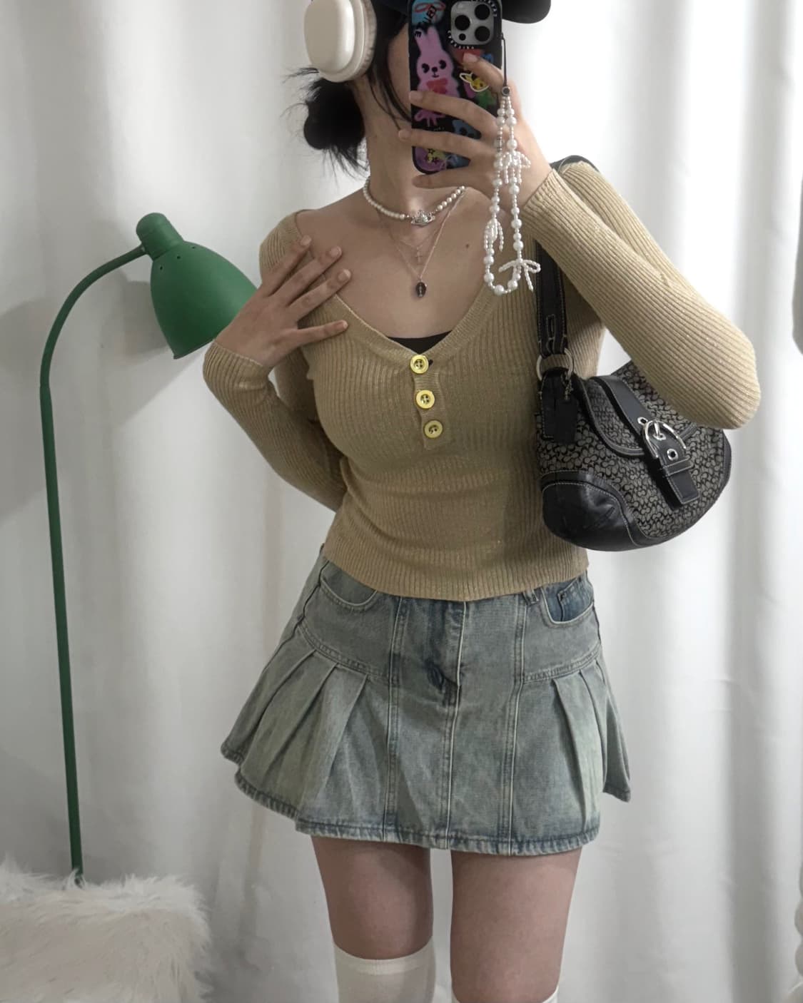 베이지 펄 브이넥 슬림핏 버튼 니트 상품이미지1