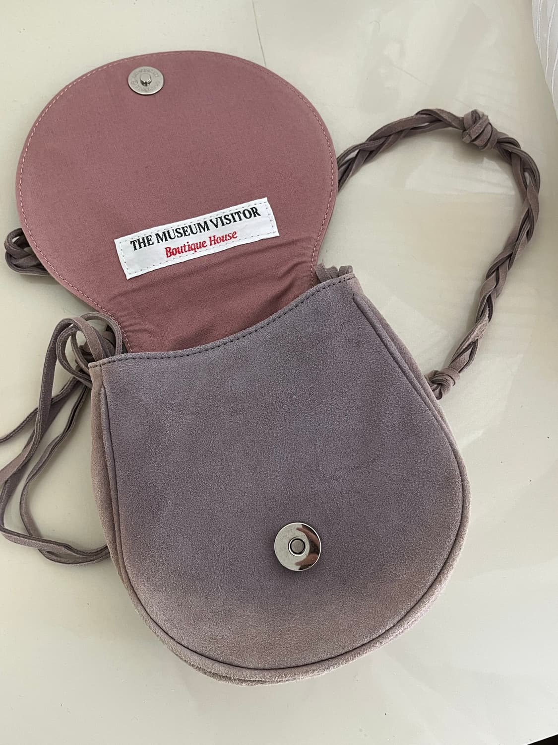 더뮤지엄비지터 미니 레더백 퍼플 상품이미지2