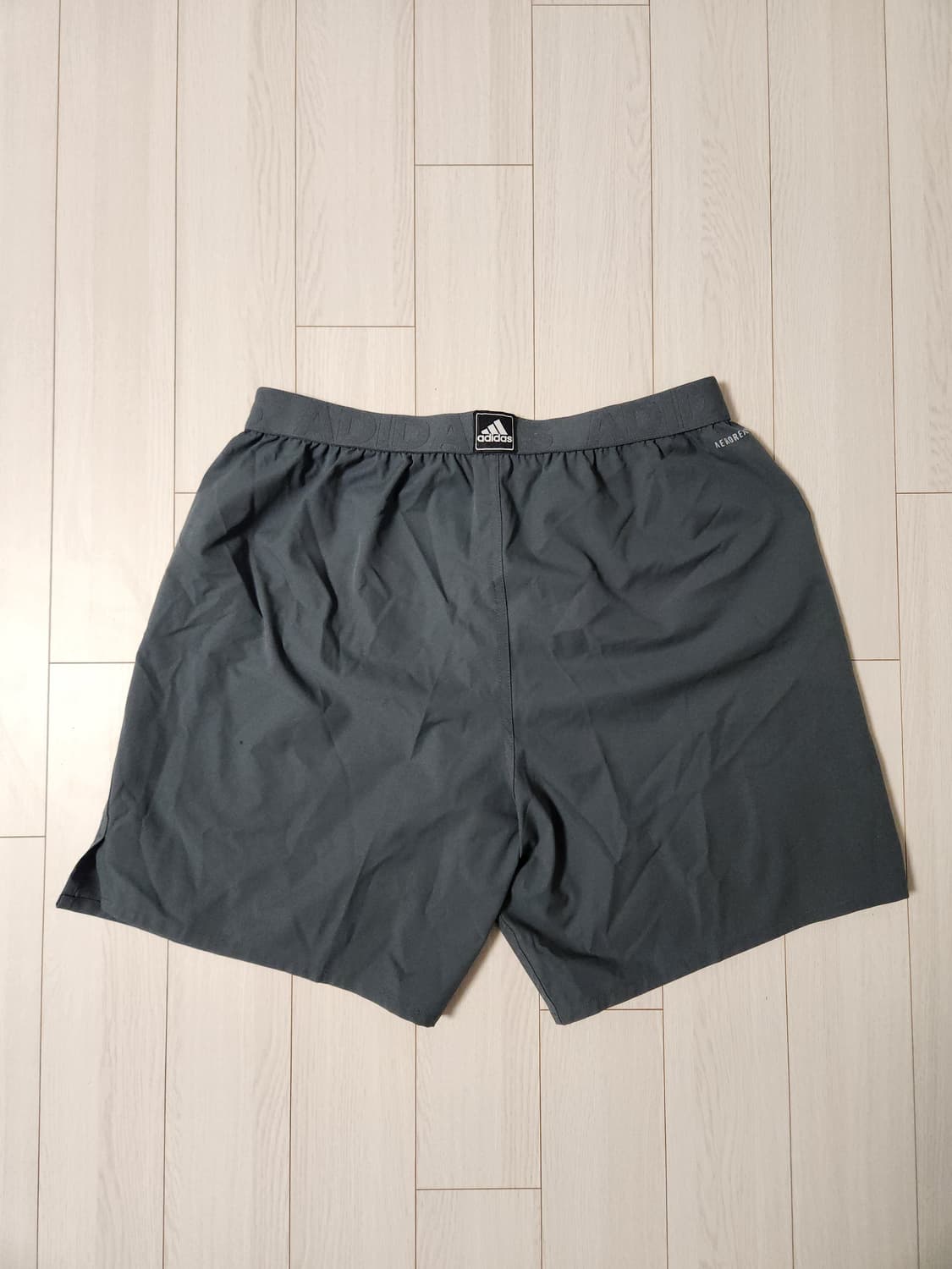 아디다스 삼선 러닝 반바지 블랙 사이즈XL

오염 하자없이 깨끗해요^^
 상품이미지6