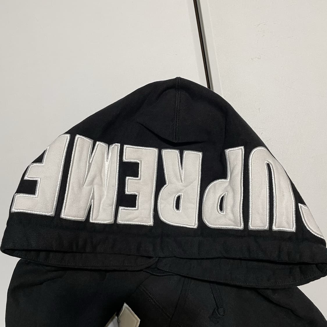 22FW 슈프림 US-NY 후드티 블랙 상품이미지3