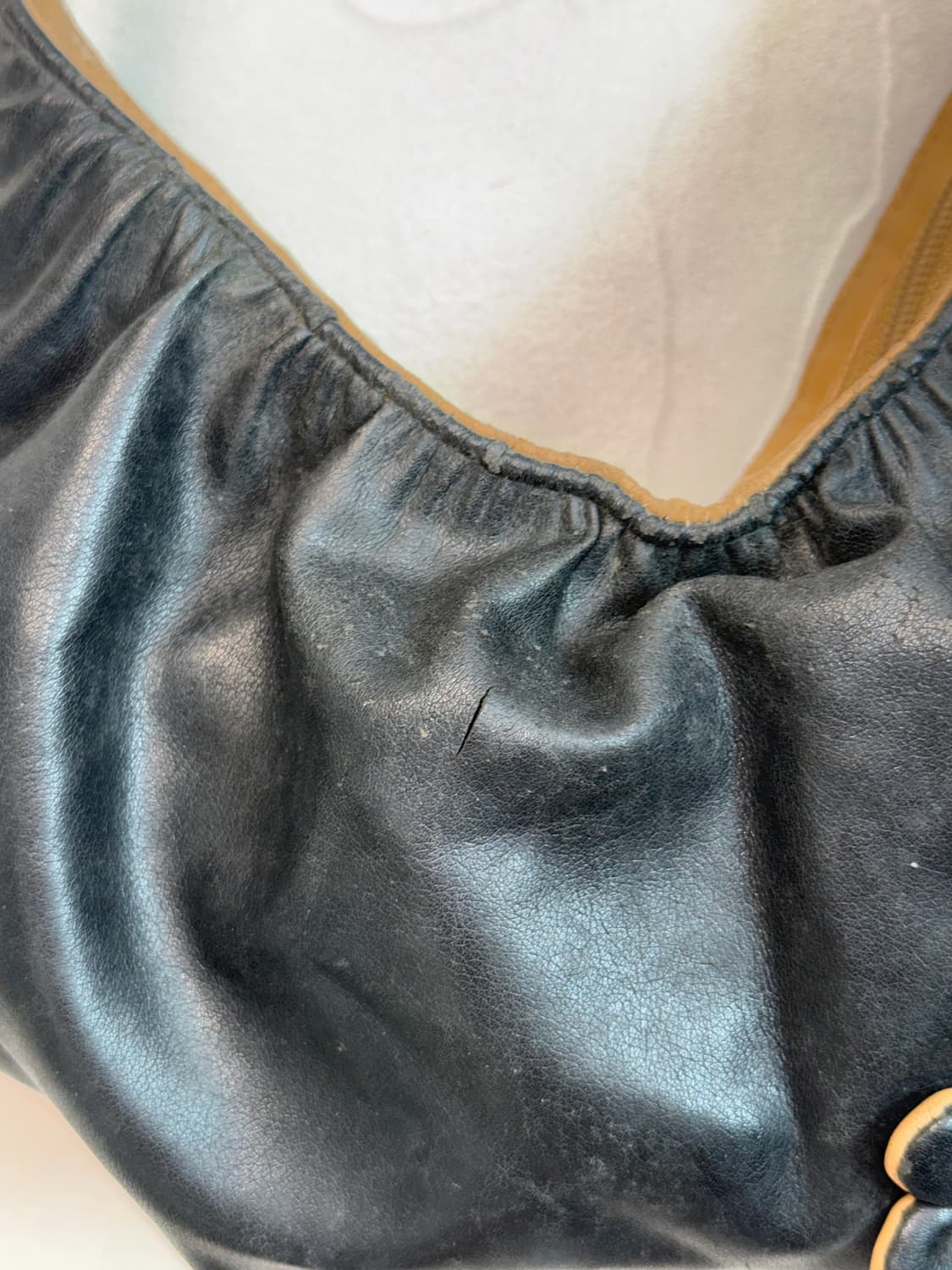Black beige leather flower shirring 숄더백 상품이미지5