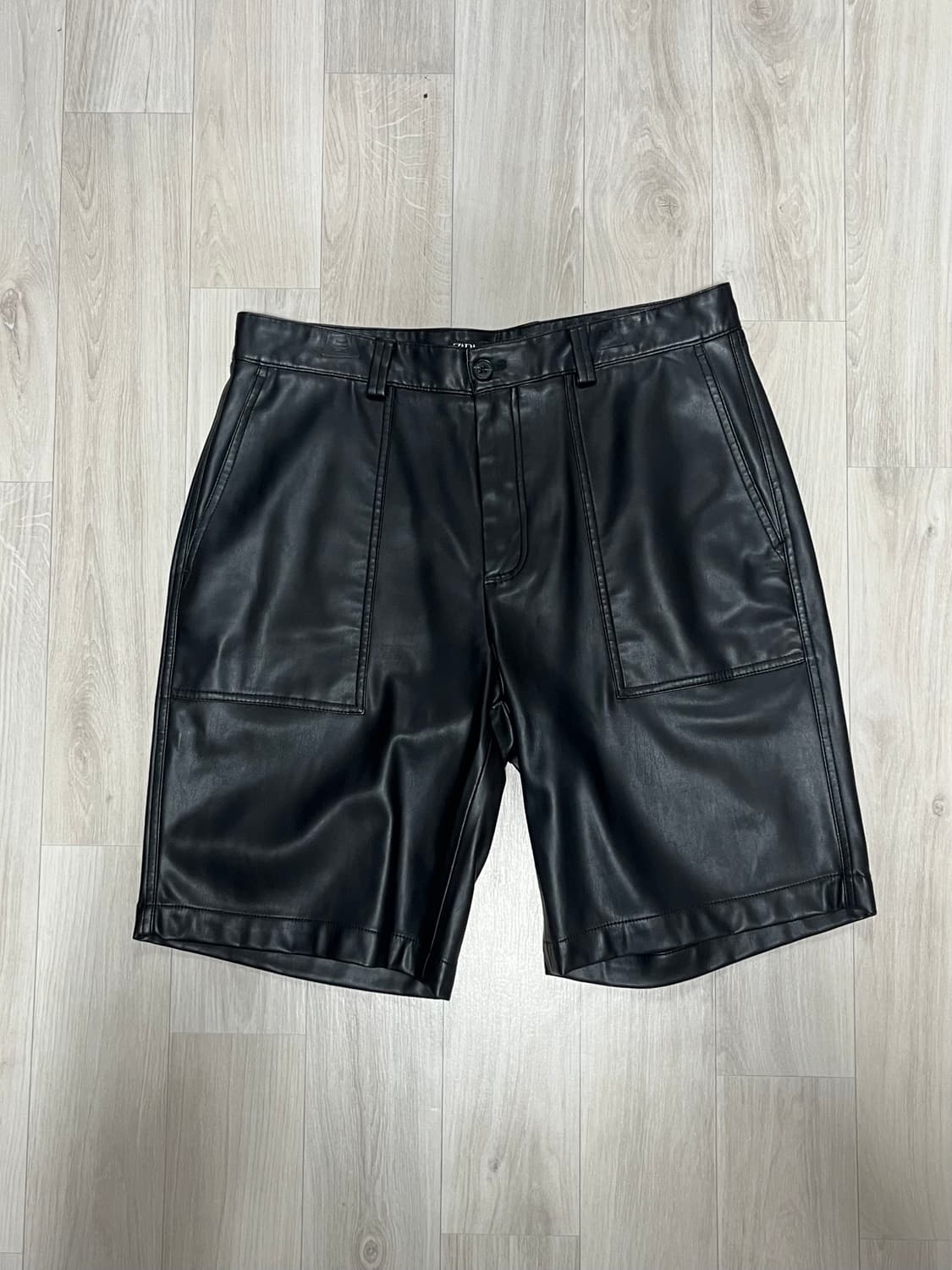 Zara 페이크레더 쇼츠 상품이미지1