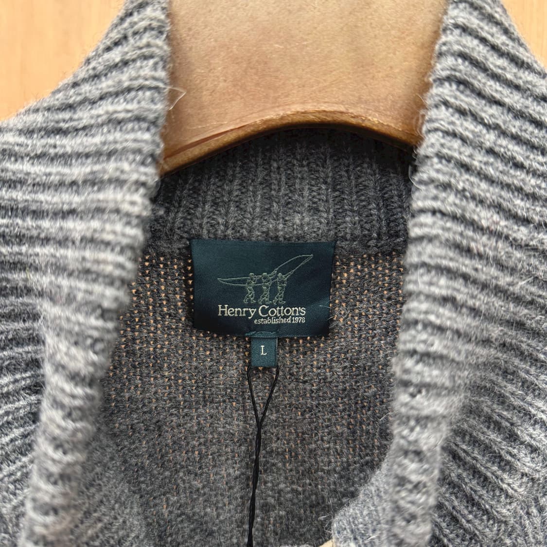 헨리 코튼 하이넥 케이블 니트 가디건 버튼업 디테일 레귤러핏 그레이 상품이미지6