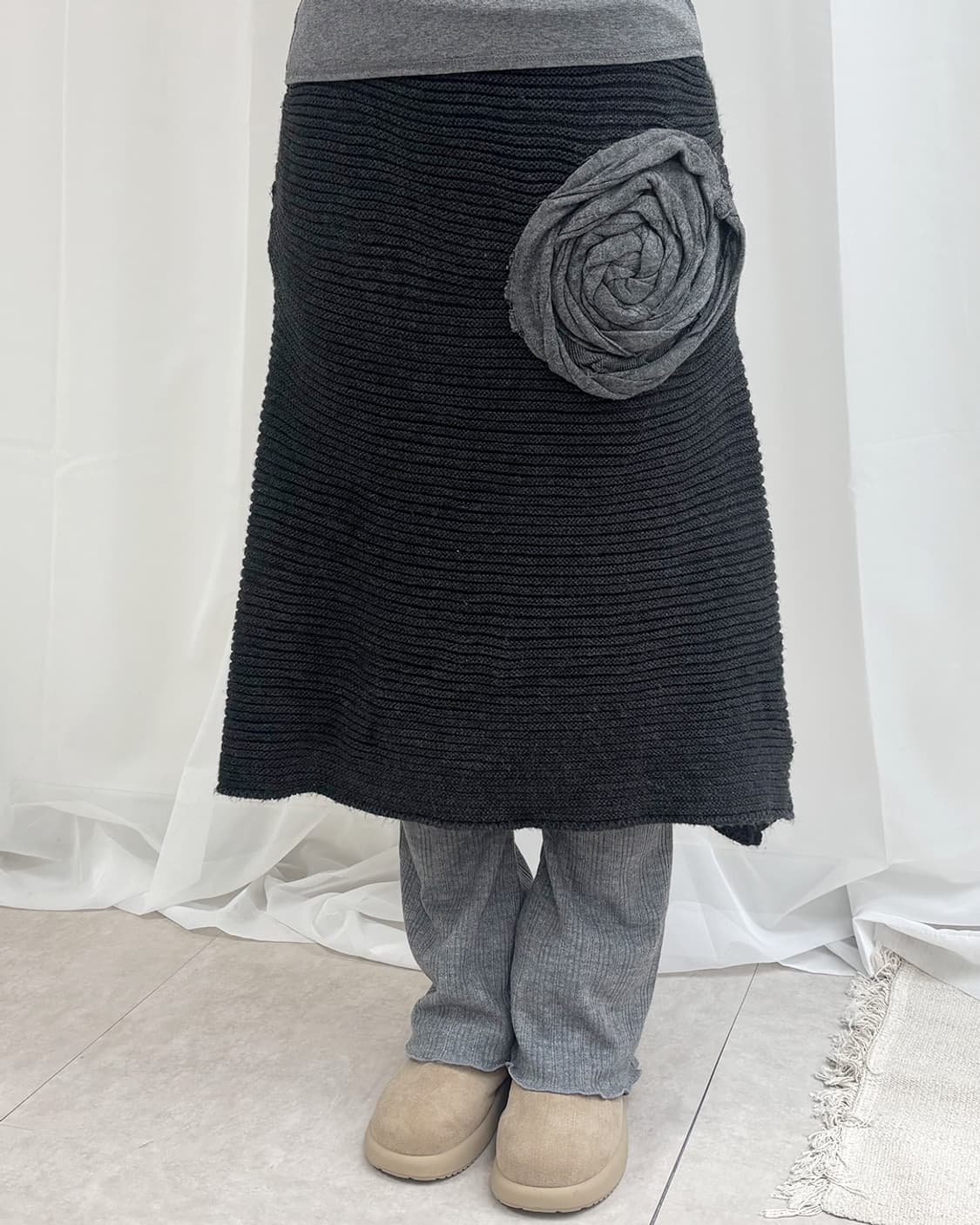 Dark cloudy 플라워 아플리케 포인트 니트 셔링 스커트 상품이미지4