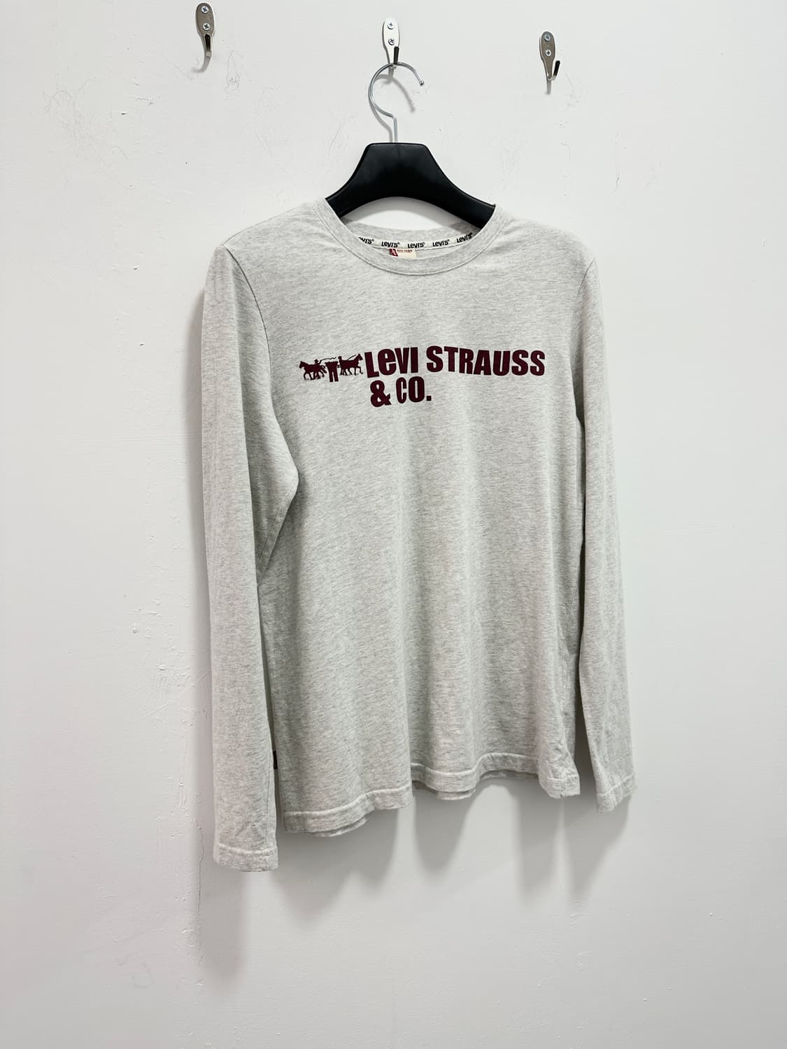 Levi’s red tap back printing long sleeve 상품이미지3