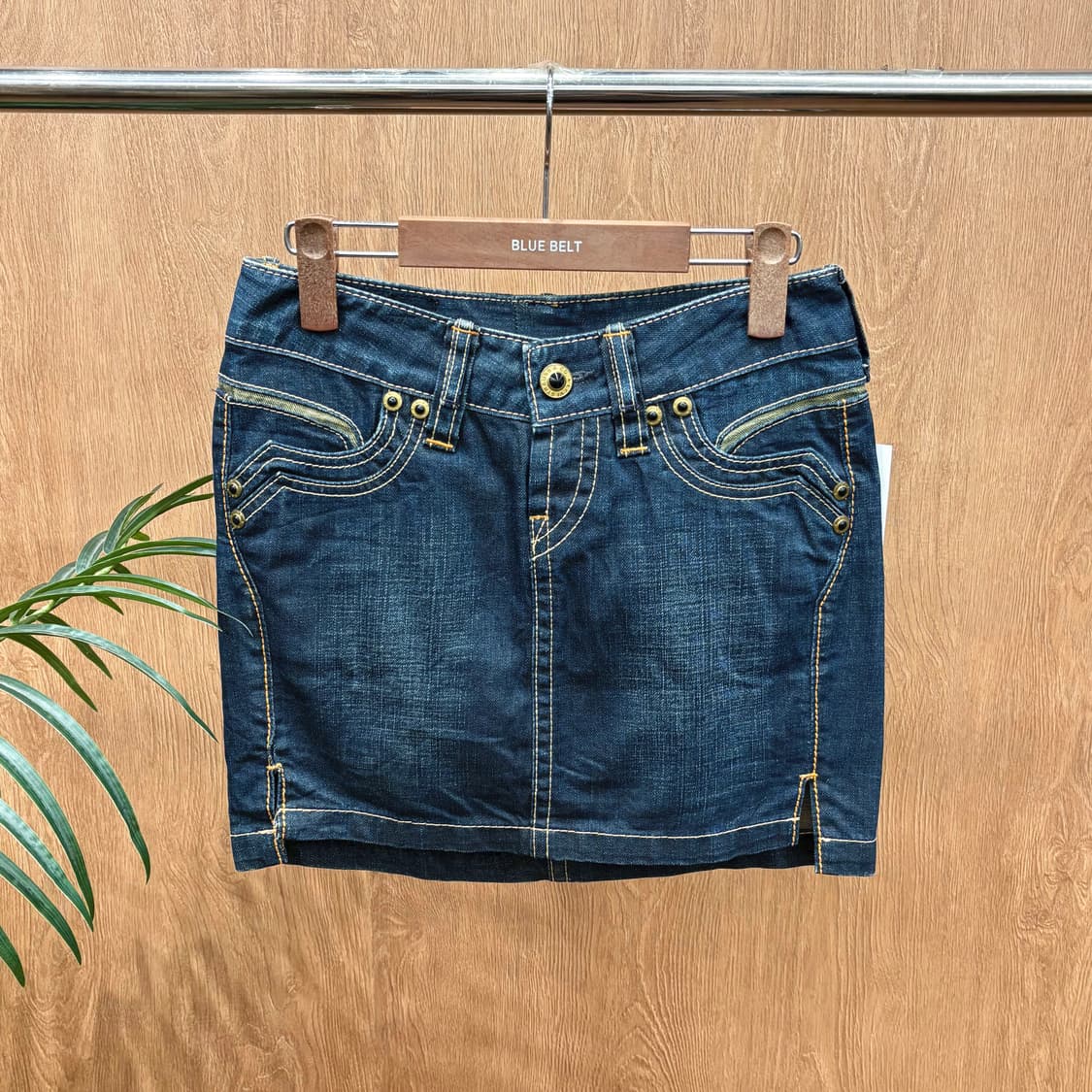 리바이스 데님 미니 스커트 더블 스티치 레드 탭 가죽 패치 디테일 진청 상품이미지1