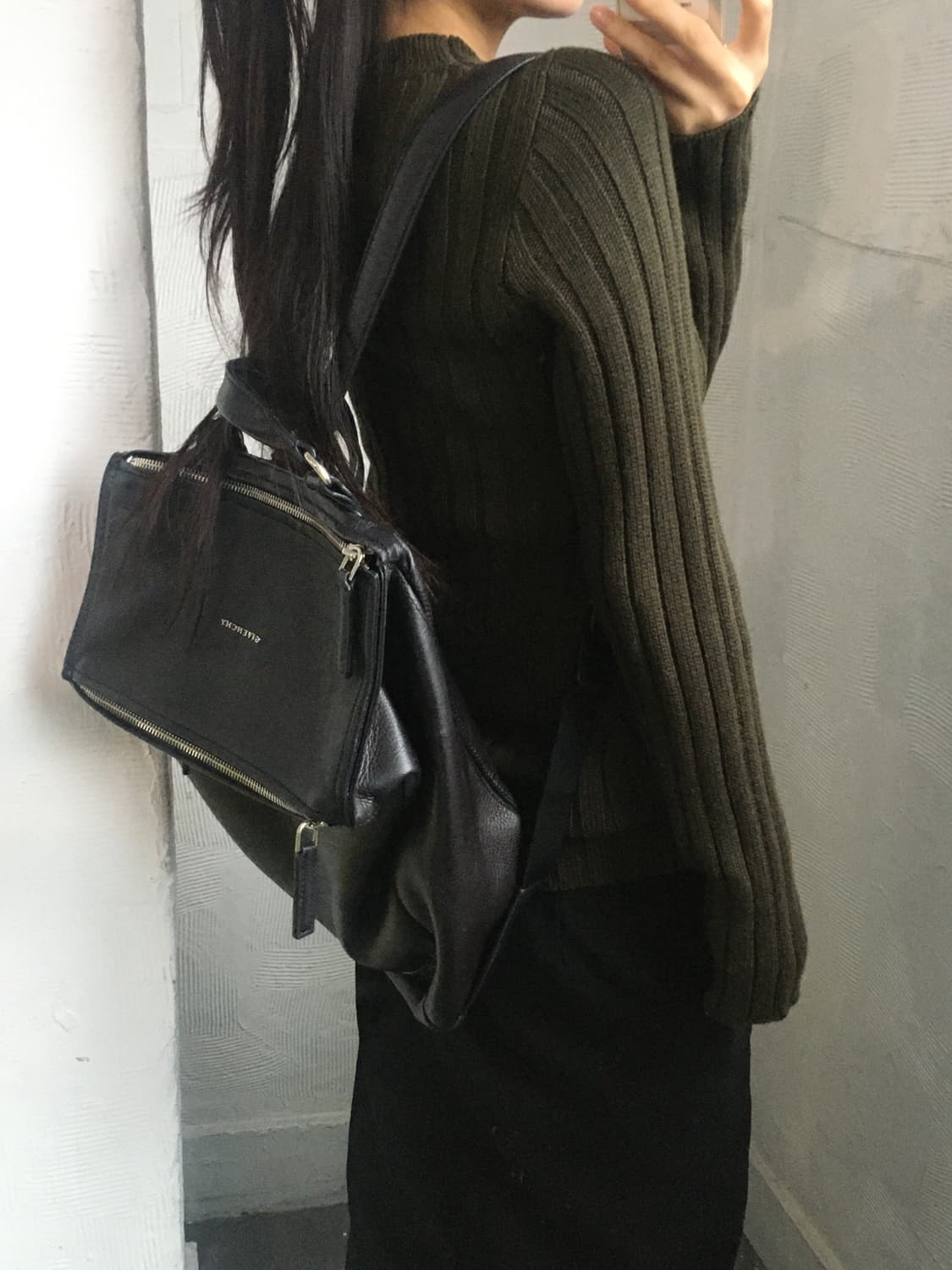 Givenchy 지방시 블랙컬러 레더 백팩 상품이미지2