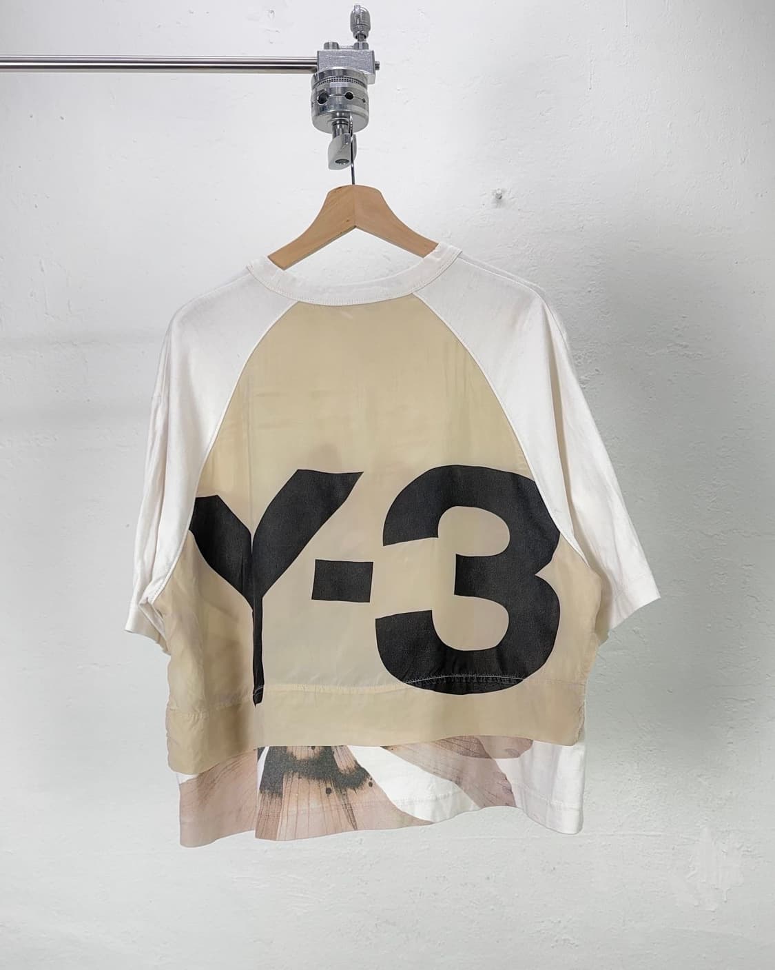 y-3 21ss 베이지 플로럴 그래픽 로우 하프 티셔츠 상품이미지1