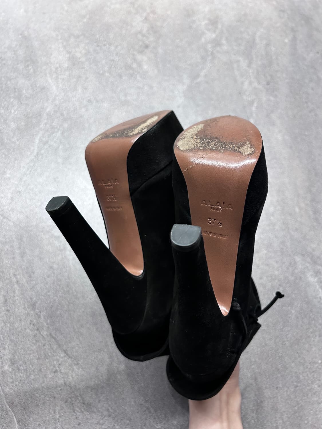 Alaia 스웨이드 (염소 가죽) 레이스업 펌프스 상품이미지7