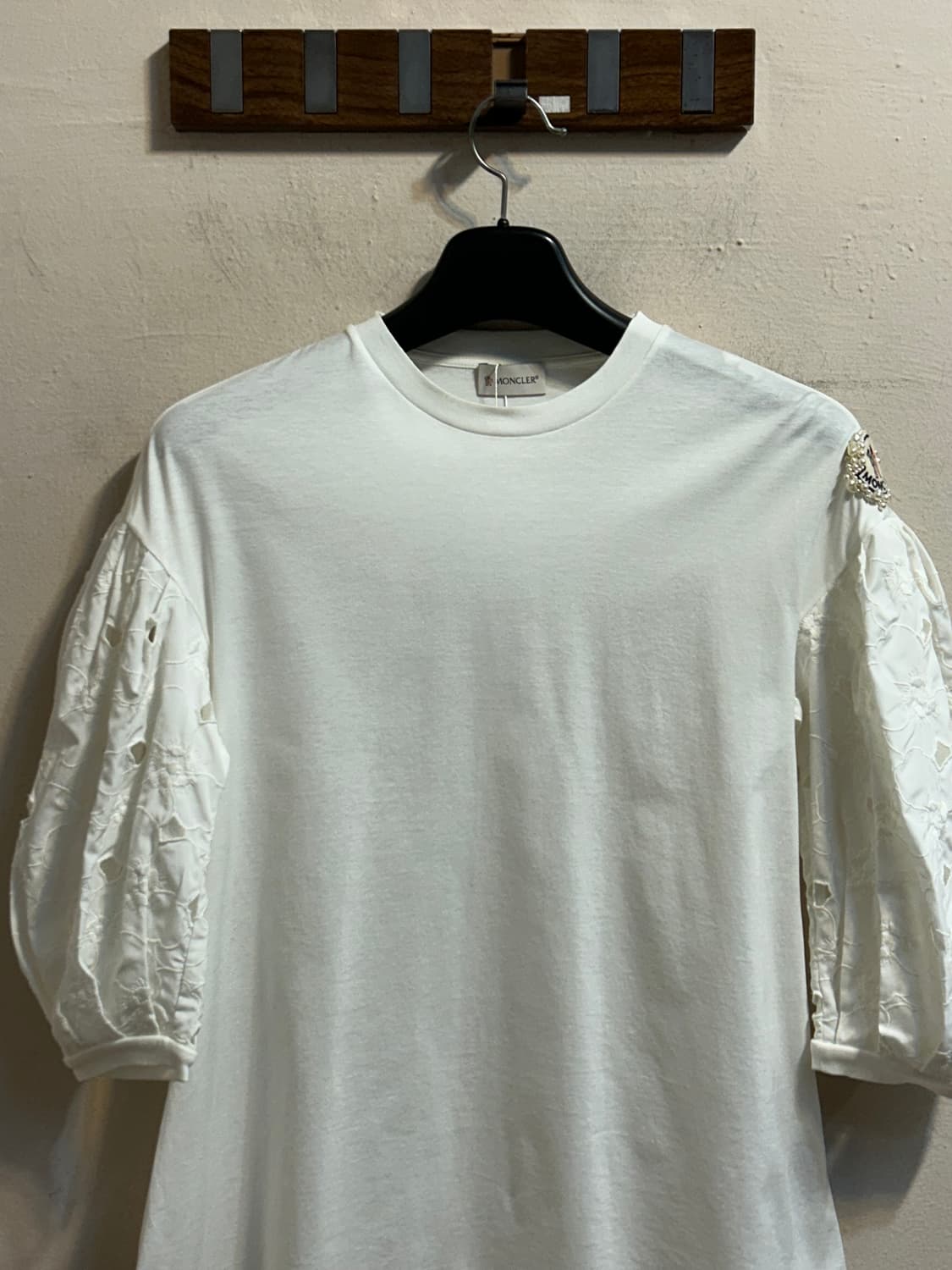 몽클레어 x 시몬 로샤 진주 로고 퍼프 슬리브 티셔츠 상품이미지2