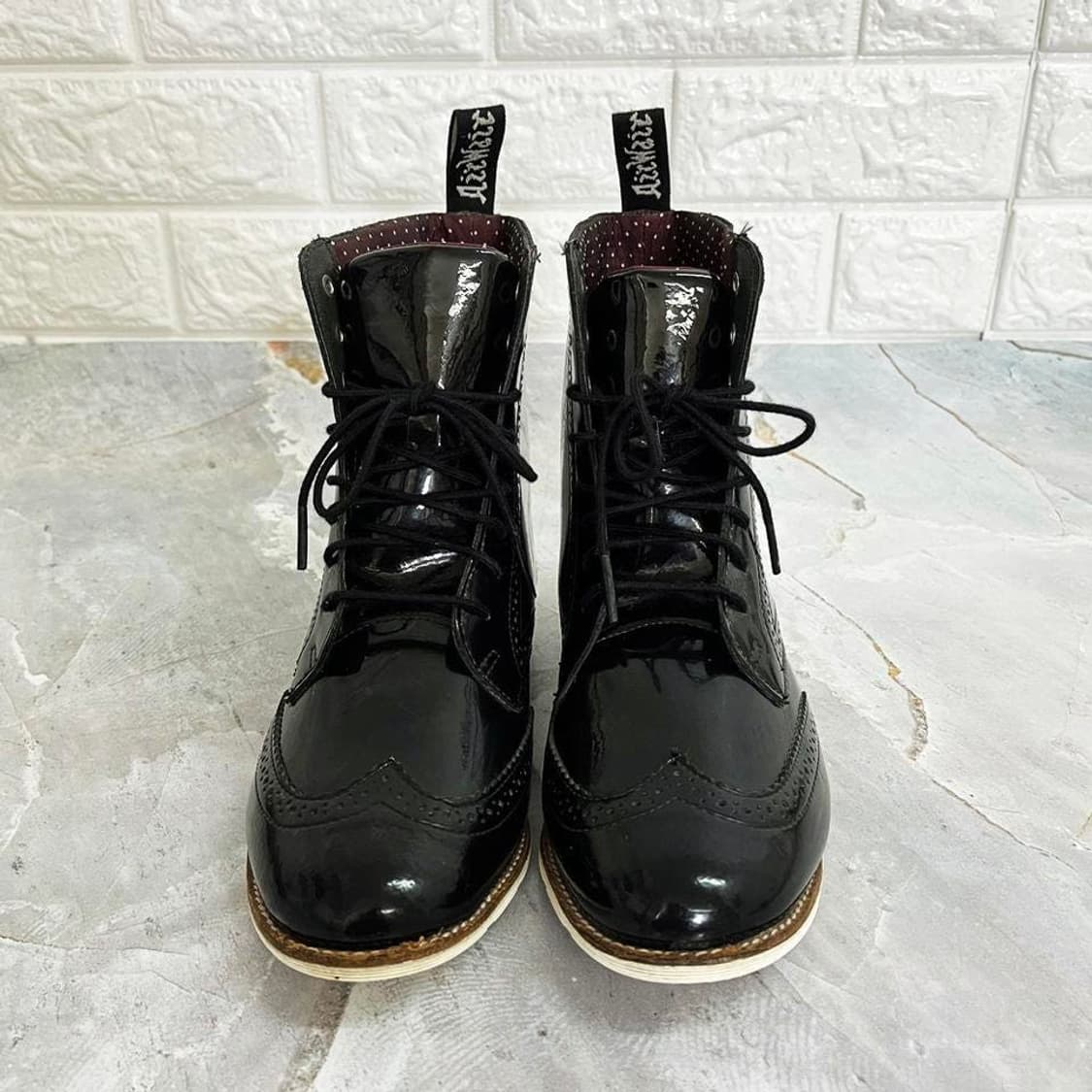 Dr. Martens Delphina 여성 윙팁 패턴 부츠 240 UK5 상품이미지2
