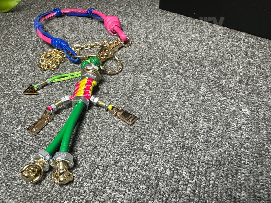 프라다 로봇 백참 블루 상품이미지4