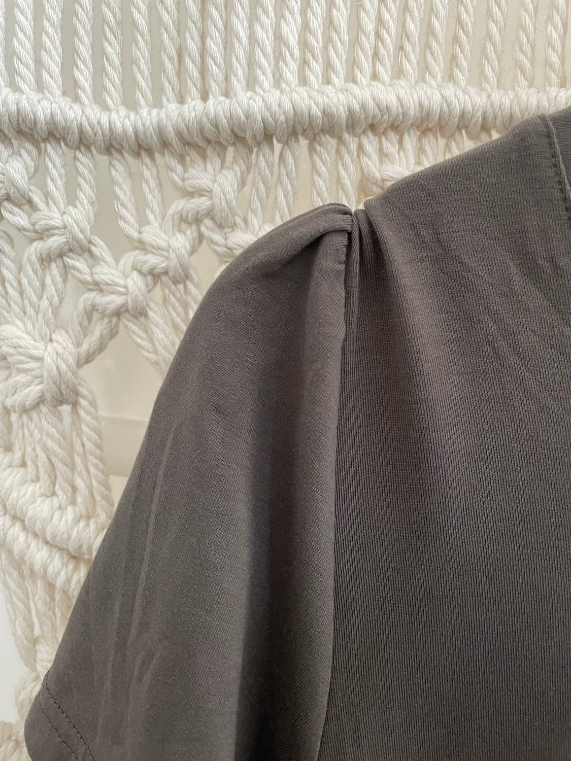 다크 그레이 프릴 반팔 티셔츠 상품이미지3