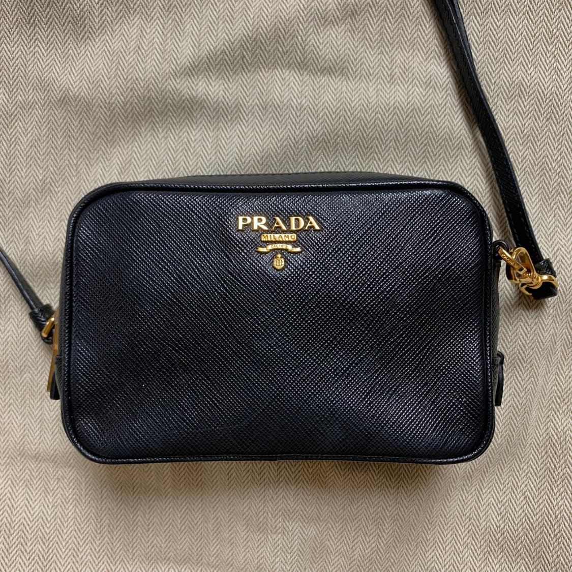 정품) 프라다 블랙 사피아노 미니 크로스백 금장 상품이미지1