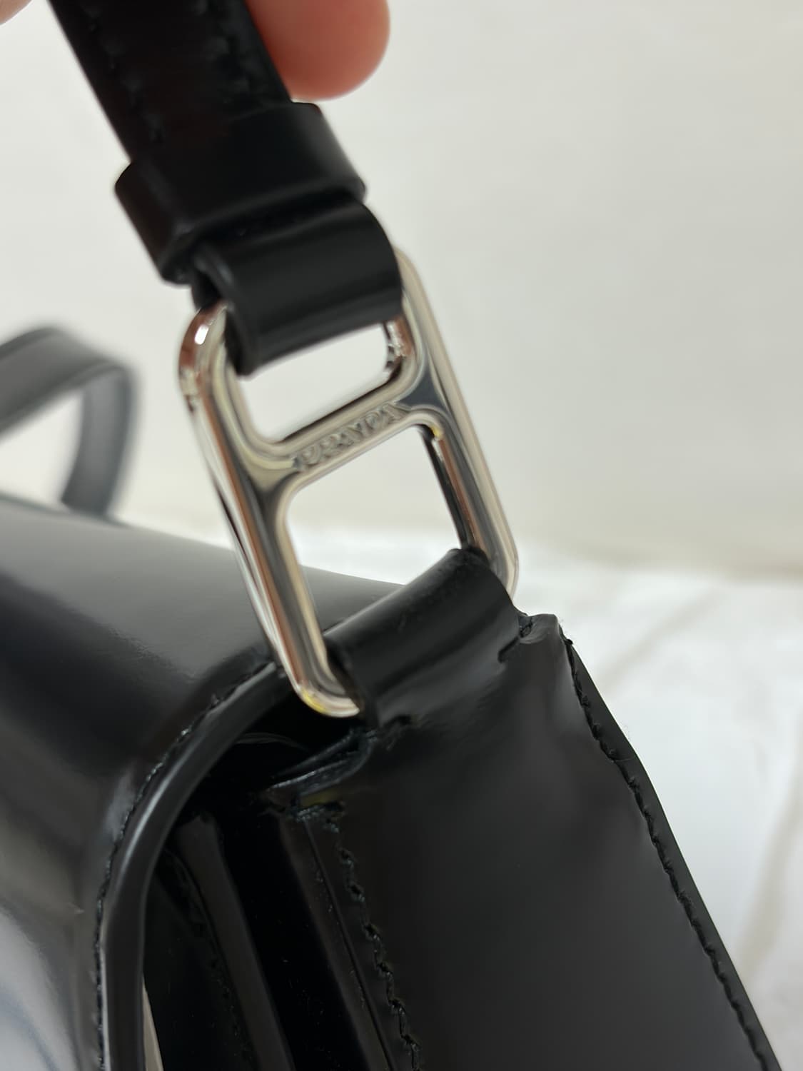 프라다 브러시드 가죽 숄더백 (1회 착용) 상품이미지5