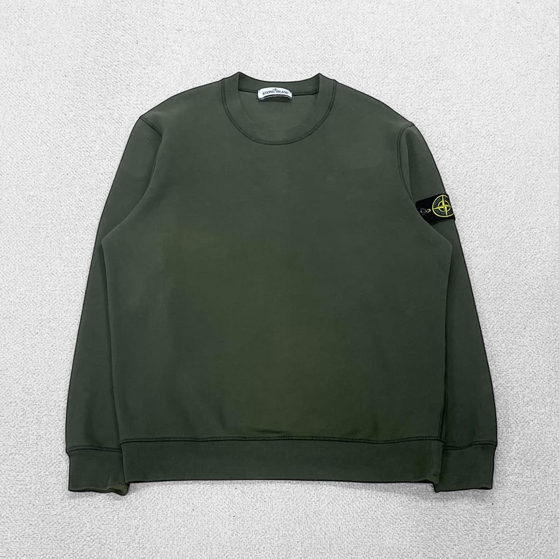 스톤아일랜드 와펜 패치 크루넥 맨투맨 카키 상품이미지1