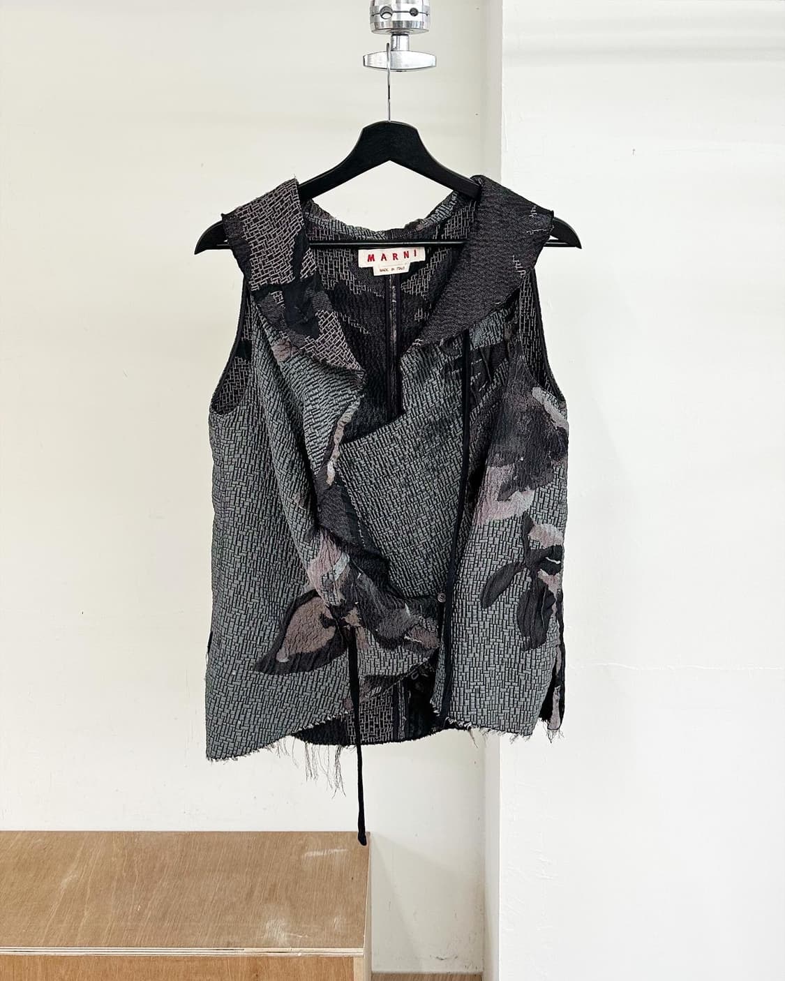 마르니 브라운 프론트 오픈 아세테이트 슬리브리스 자켓  상품이미지1