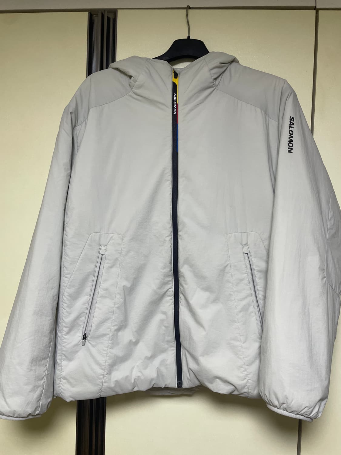 살로몬 모디세이 패딩 자켓 라이트 그레이 상품이미지1